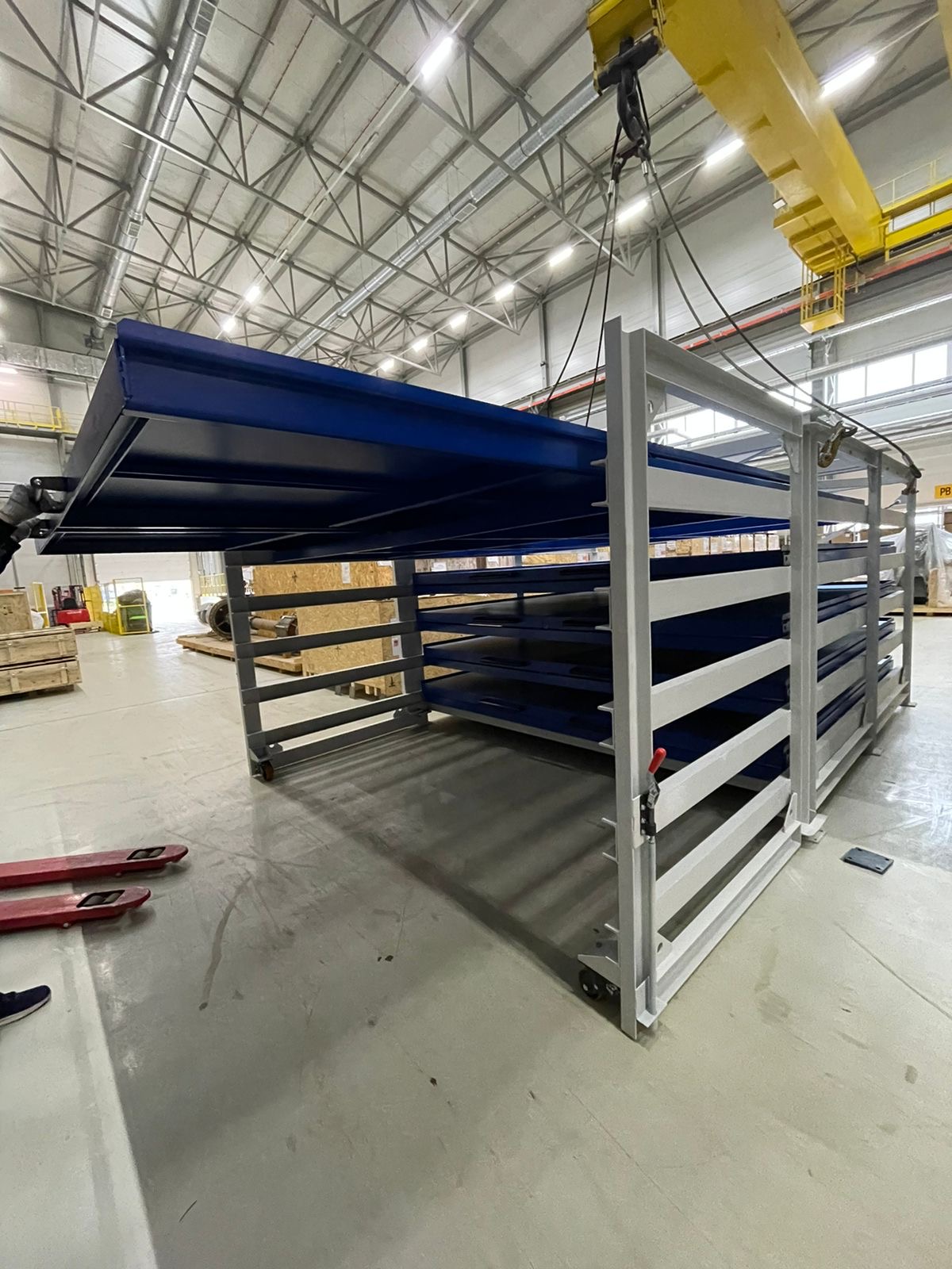 Производство стеллажей для хранения листового металла с выкатными платформами